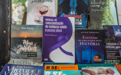 Colaborador da Área da Enfermagem Lança Livro na 69ª Feira do Livro em Porto Alegre